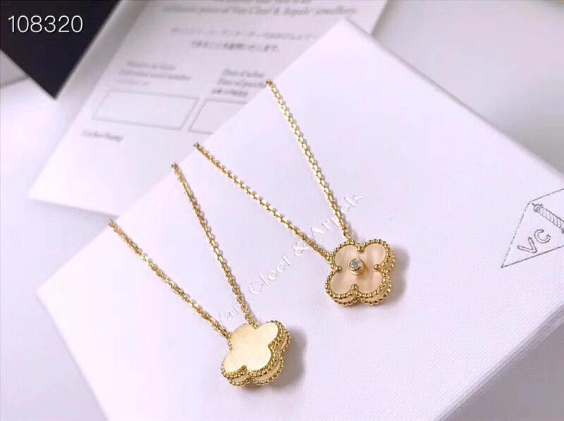 Van Cleef & Arpels Vintage Alhambra Pendant Yellow Gold Mother-of-Pearl With Diamond