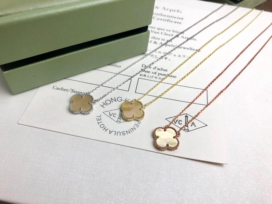 Van Cleef & Arpels Vintage Alhambra Pendant Yellow Gold Mother-of-Pearl