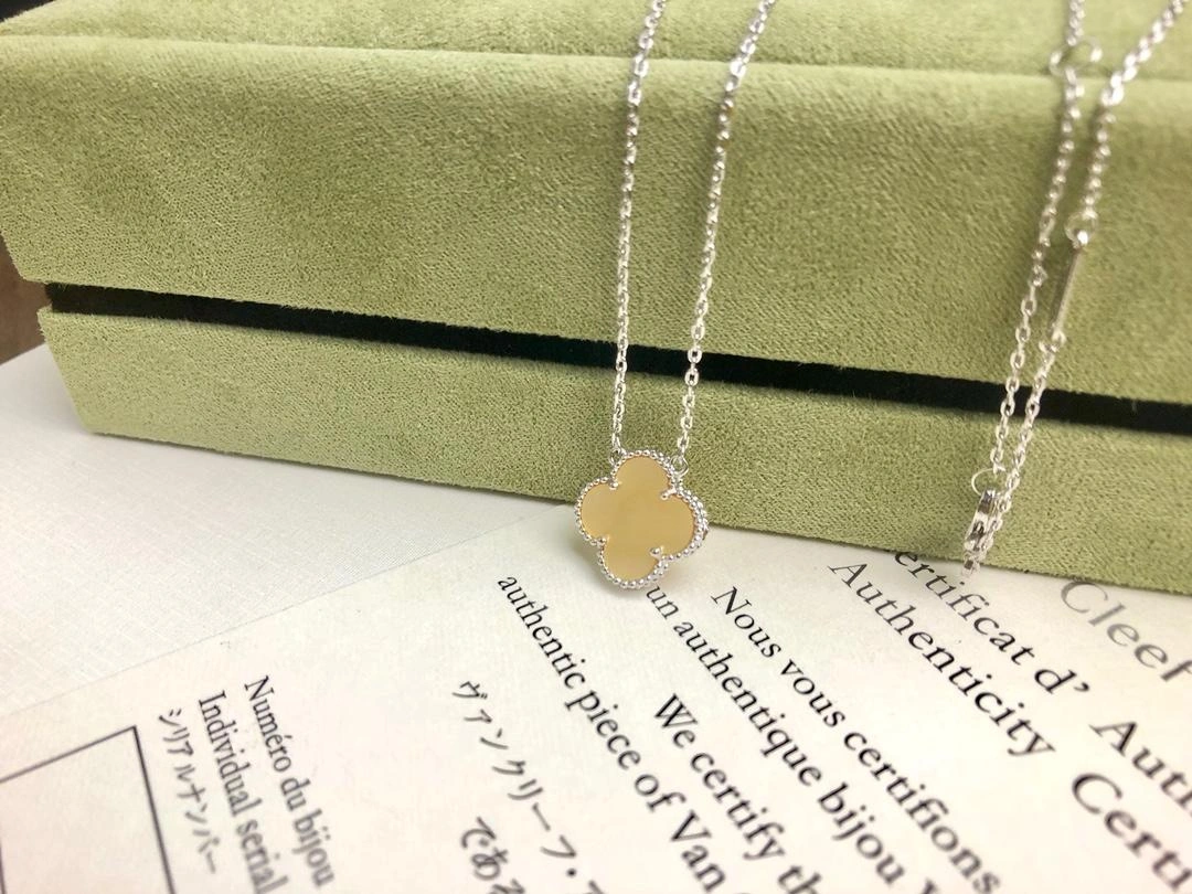 Van Cleef & Arpels Vintage Alhambra Pendant Yellow Gold Mother-of-Pearl