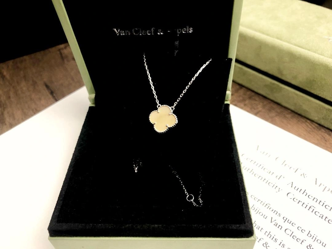 Van Cleef & Arpels Vintage Alhambra Pendant Yellow Gold Mother-of-Pearl