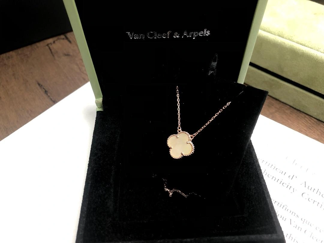 Van Cleef & Arpels Vintage Alhambra Pendant Yellow Gold Mother-of-Pearl