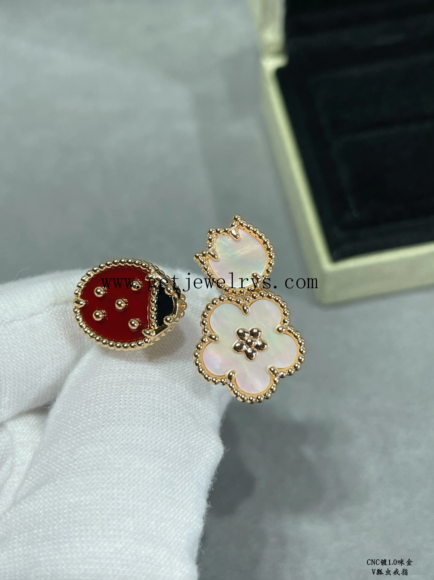 Van Cleef Arpels Lucky Spring Between The Finger Ring Carnelian and Mother-of-pearl and Onyx Rose Gold