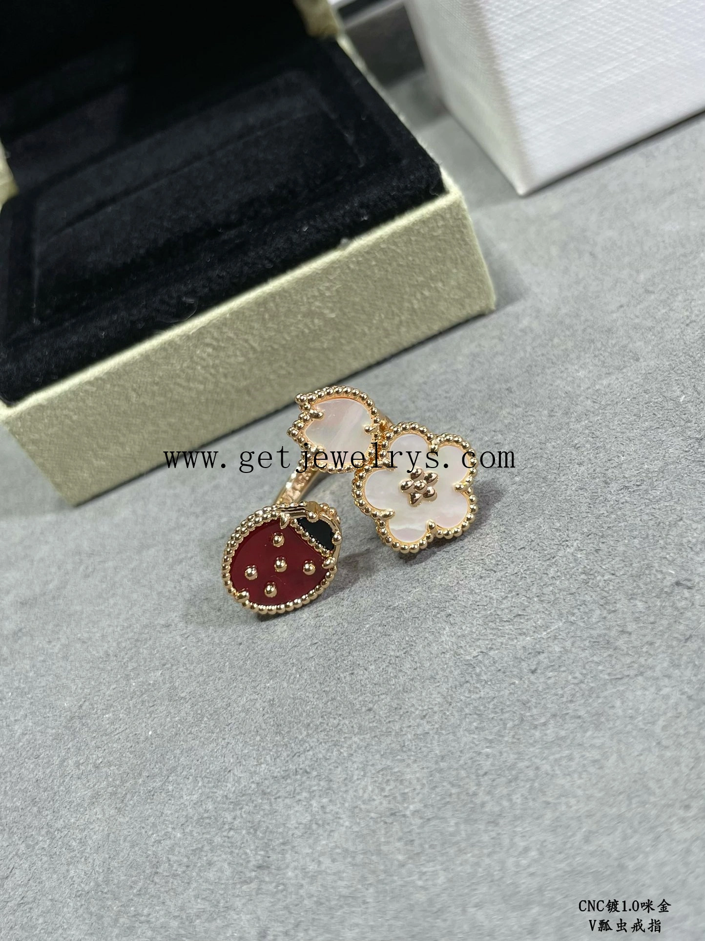 Van Cleef Arpels Lucky Spring Between The Finger Ring Carnelian and Mother-of-pearl and Onyx Rose Gold