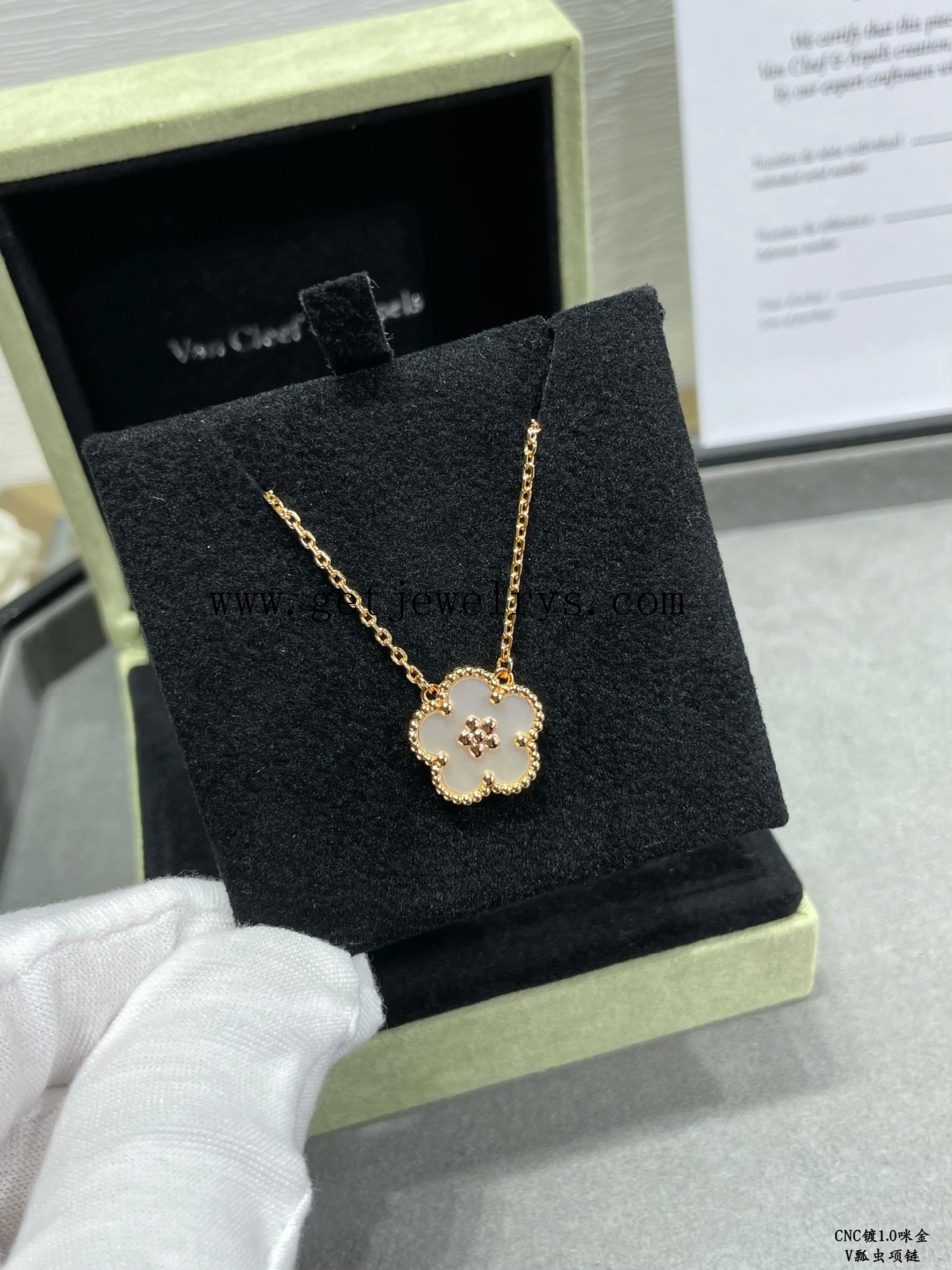 Van Cleef Arpels Lucky Spring Plum Blossom Pendant Mother-of-pearl Rose Gold