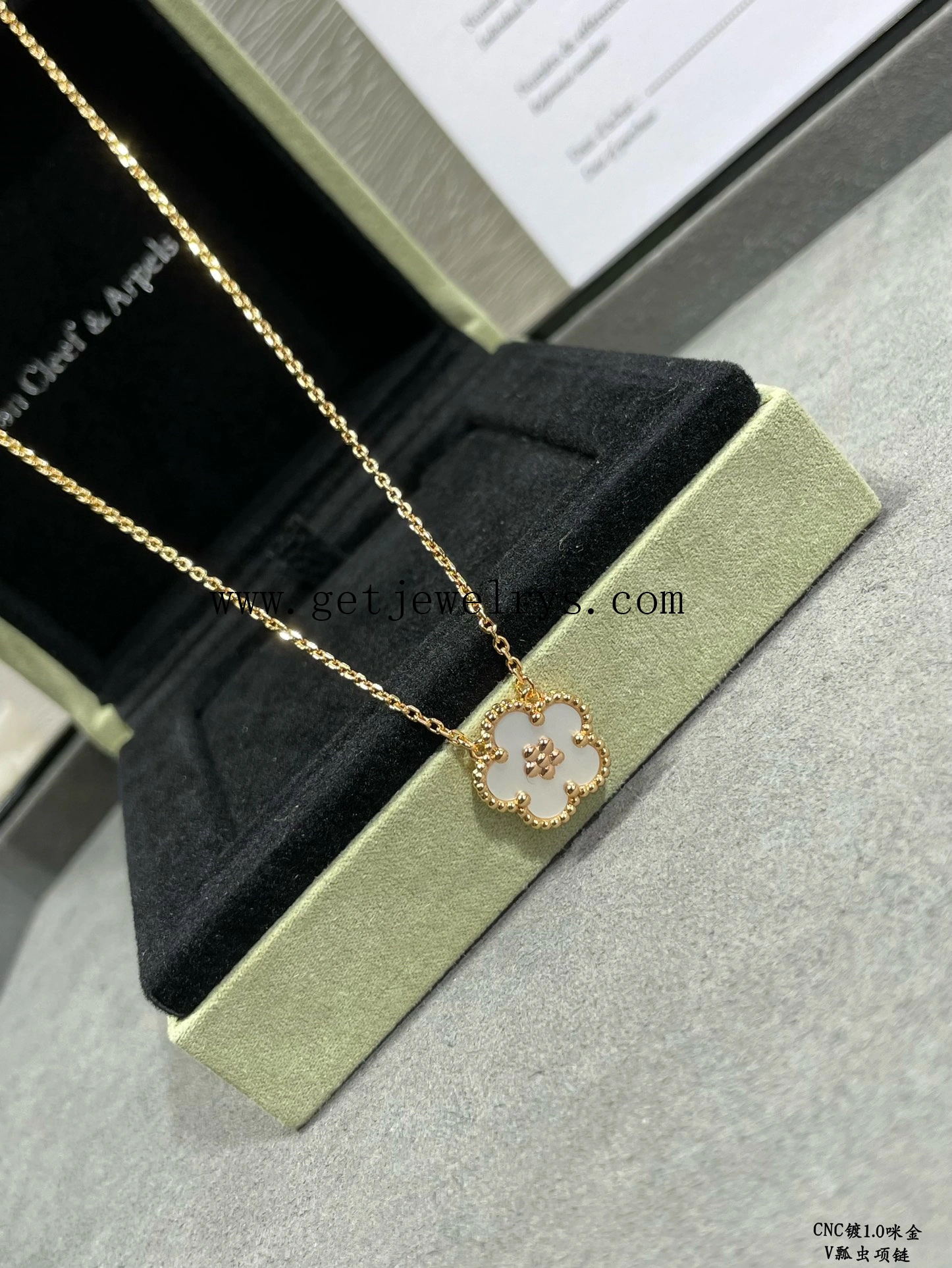 Van Cleef Arpels Lucky Spring Plum Blossom Pendant Mother-of-pearl Rose Gold