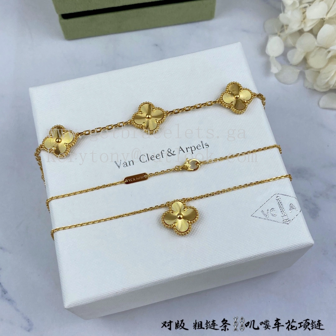 Van Cleef Arpels Sweet Vintage Alhambra Pendant Guilloche Yellow Gold Rose Gold White Gold