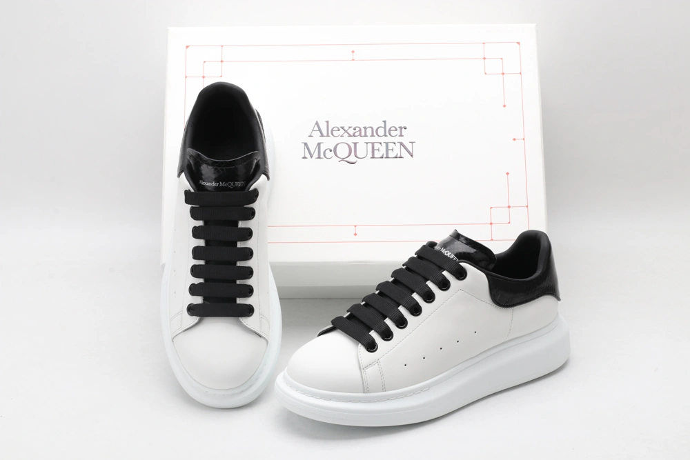 A*exander M*queen Sneaker UrbanChic 3302