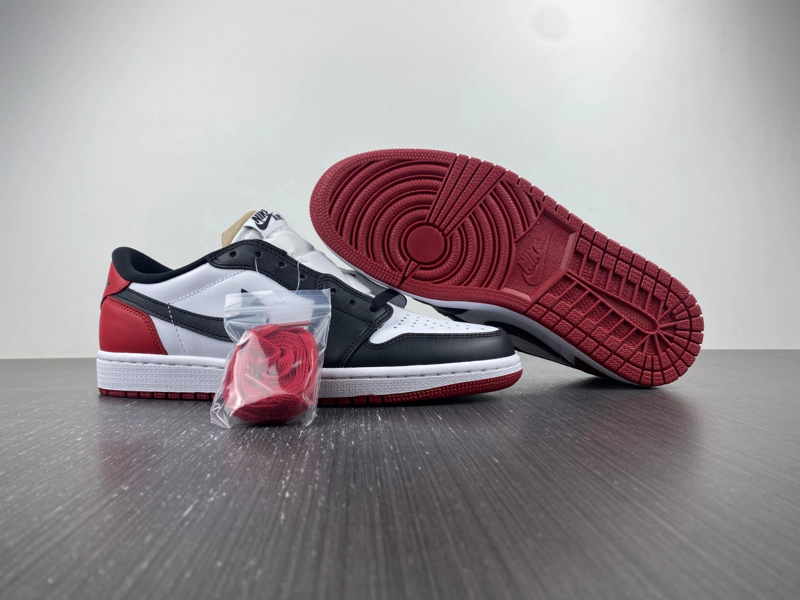 Air Jordan 1 Low Retro Black Toe 555088- Chic 1600