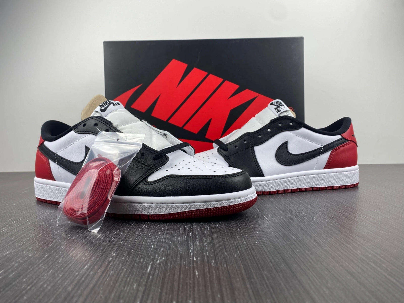 Air Jordan 1 Low Retro Black Toe 555088- Chic 1600