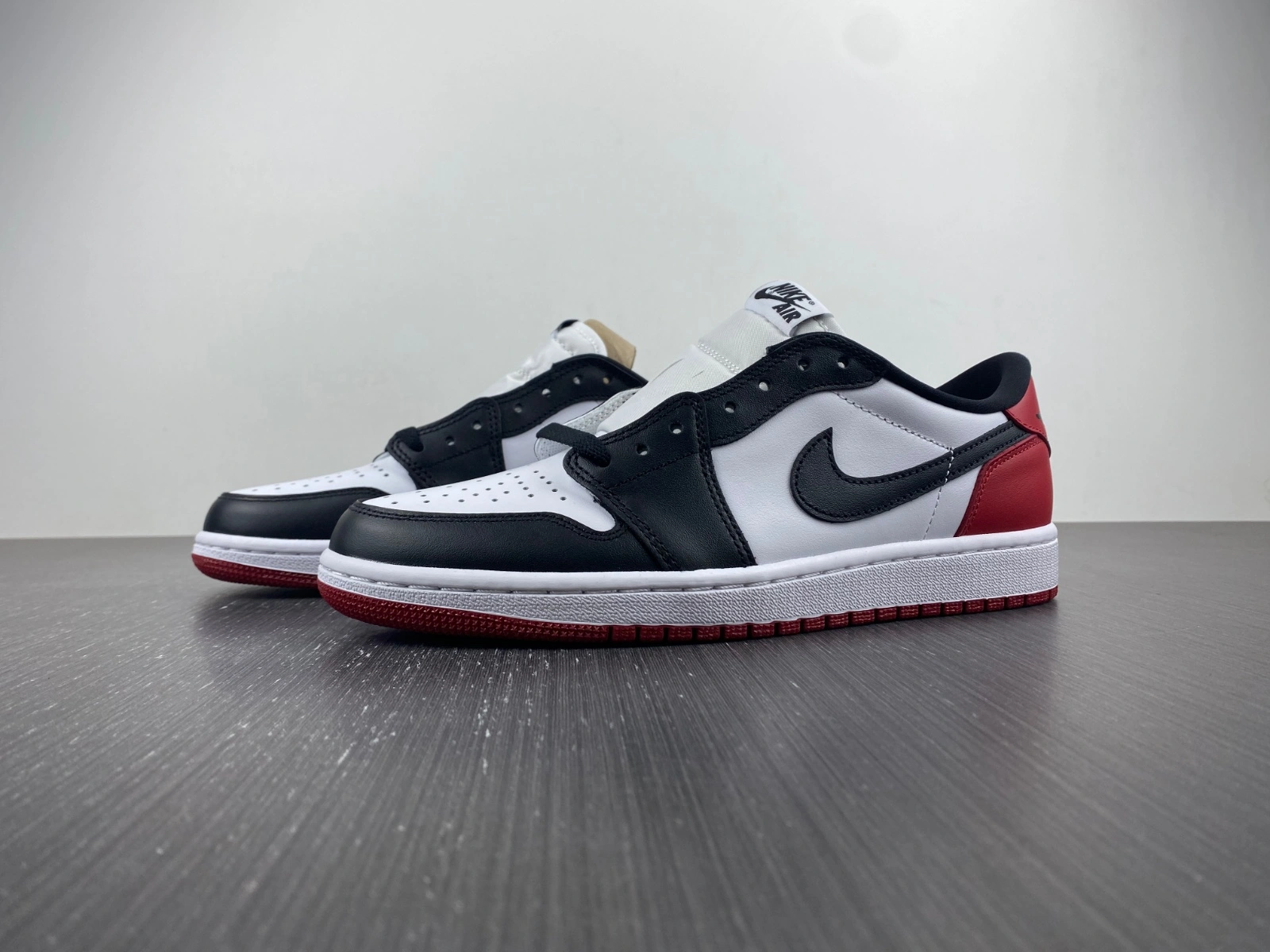 Air Jordan 1 Low Retro Black Toe 555088- Chic 1600