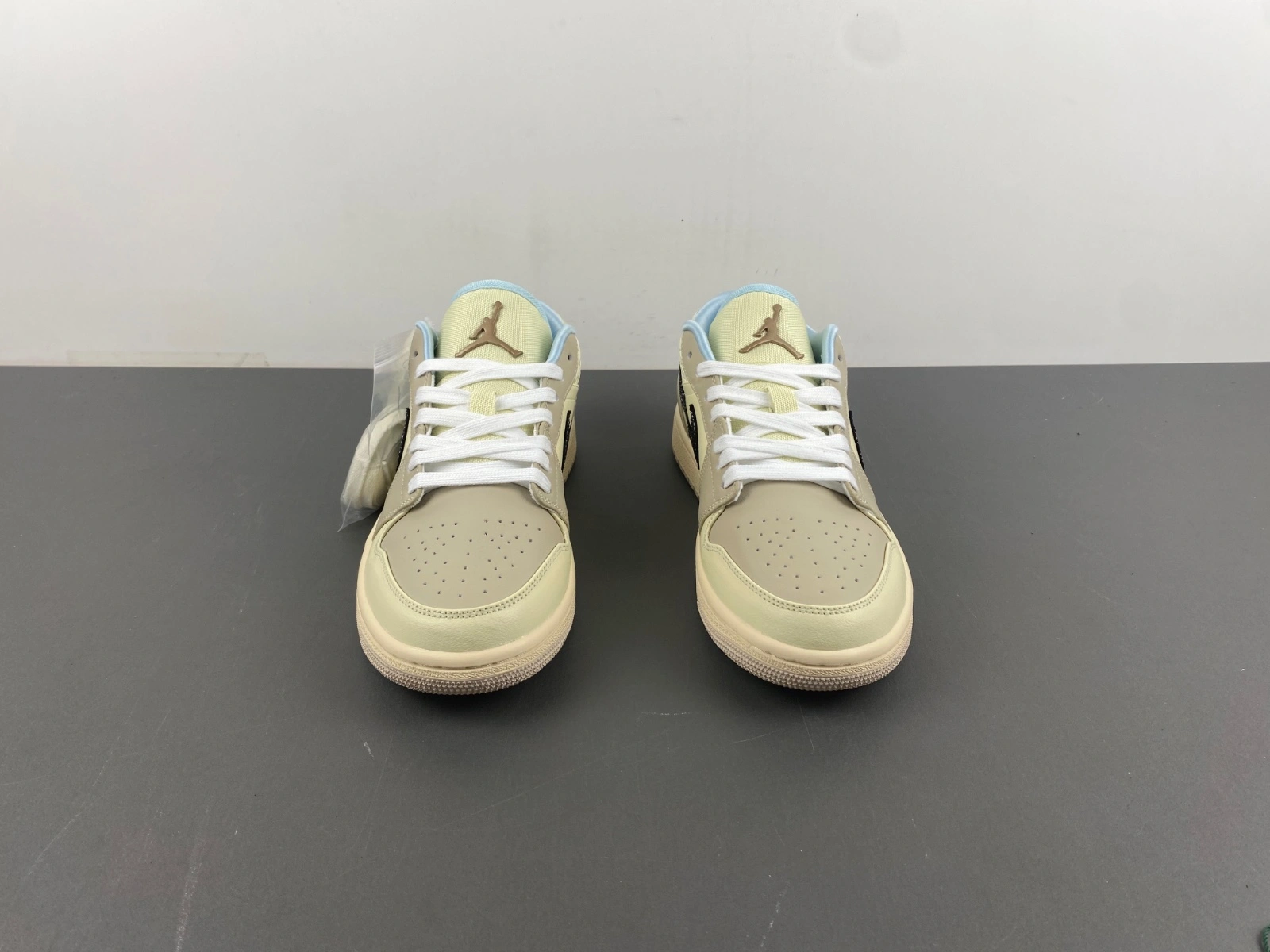 Air Jordan 1 Low SE Sanddrift Glacier Blue HQ3440- Sleek 1359