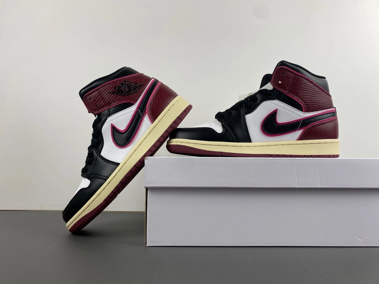 Air Jordan 1 Mid SE Bordeaux FQ7818- Casual 1362