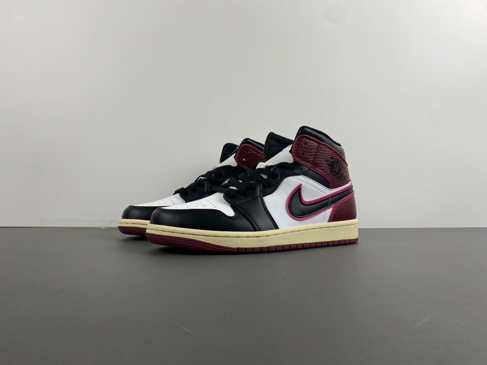 Air Jordan 1 Mid SE Bordeaux FQ7818- Casual 1362