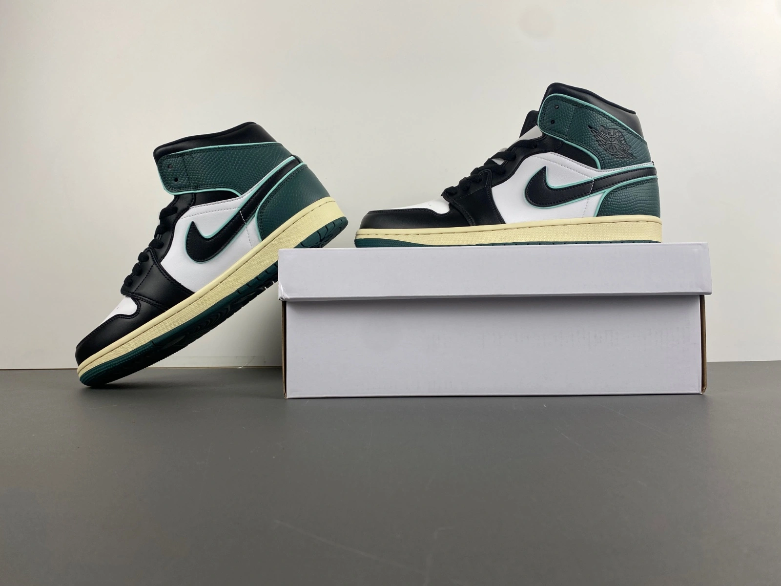 Air Jordan 1 Mid SE Oxidized Green FQ7818- Modern 1367