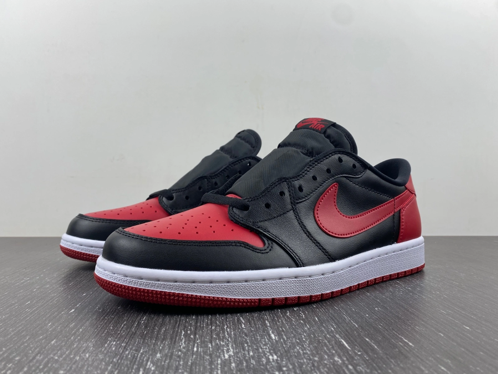 Air Jordan 1 Retro Low Bred 705329- Durable 1548