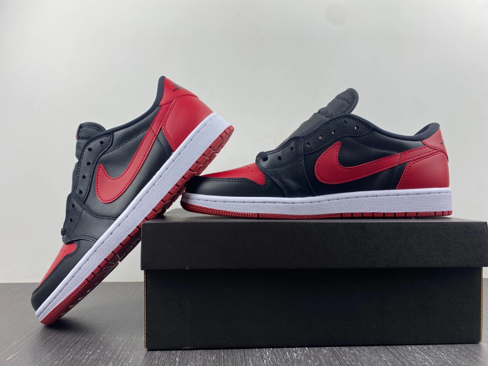 Air Jordan 1 Retro Low Bred 705329- Durable 1548
