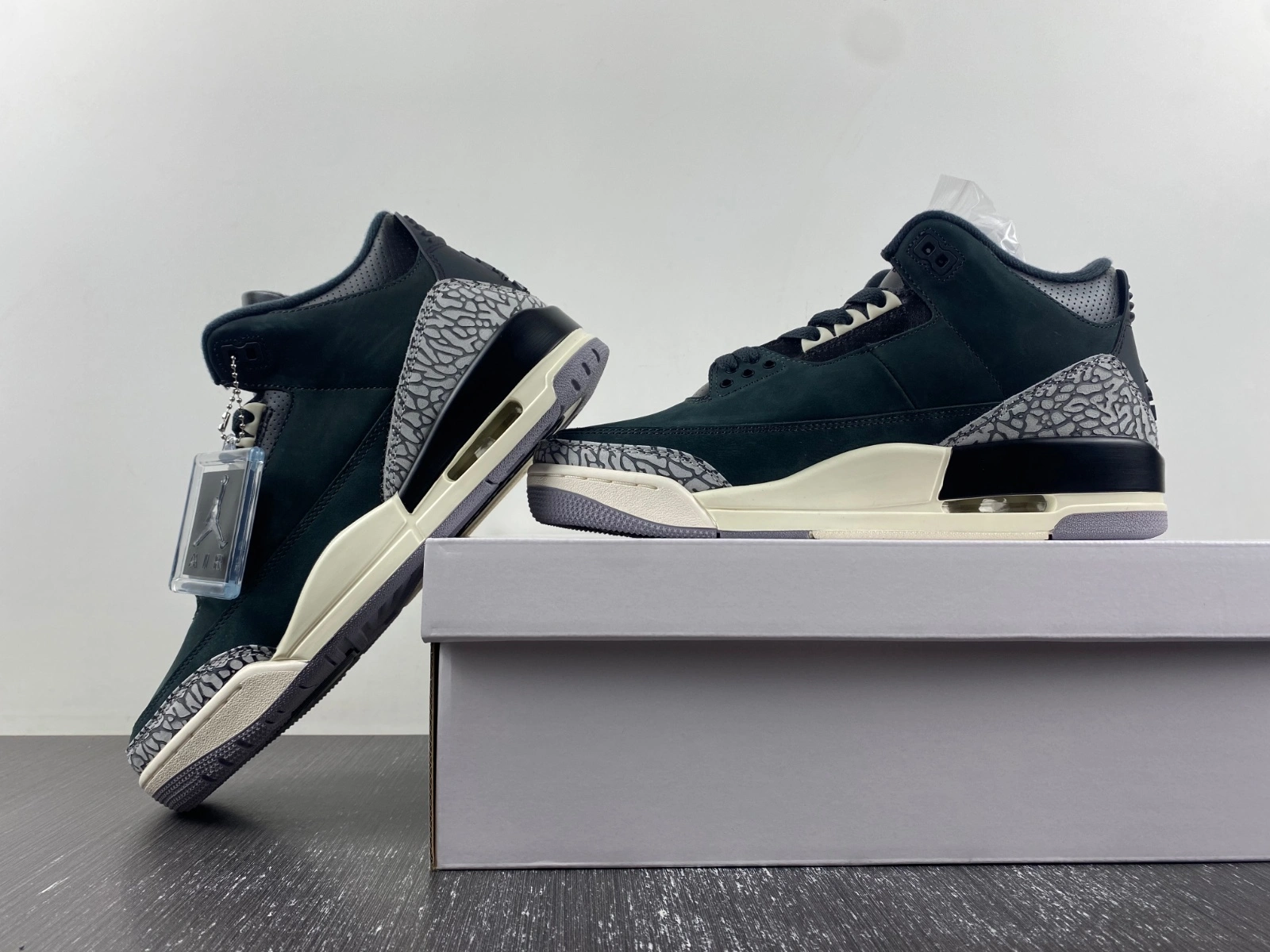 Supportive Air Jordan 3 Retro Off Noir CK9246- 1831