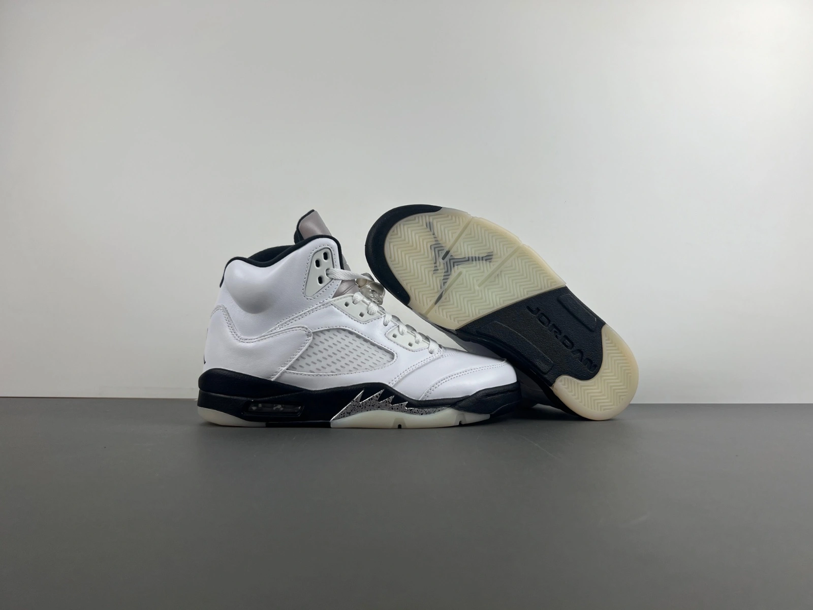 Upgraded Air Jordan 5 Retro Reverse Metallic DD0587- 2051