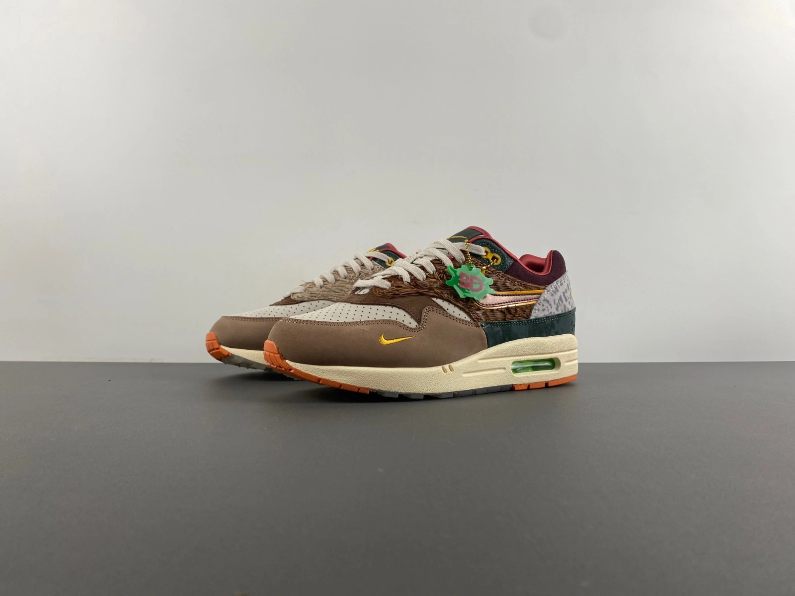 UrbanChic Air Max 1 '87 Luxe University of Oregon PE (2024) HQ2639- 887