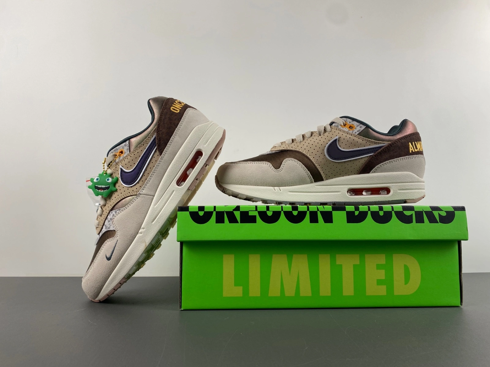 Cozy Air Max 1 '87  University of Oregon PE HQ2640- 886