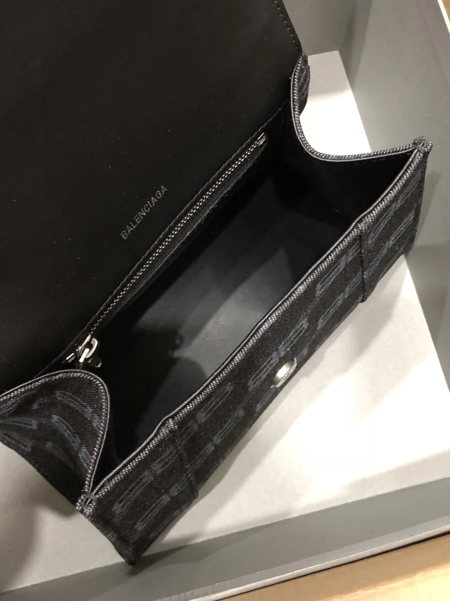 B*alenciaga Crossbody bag Top Quality HT 20231017-107 31*20* TechFriendly 9052