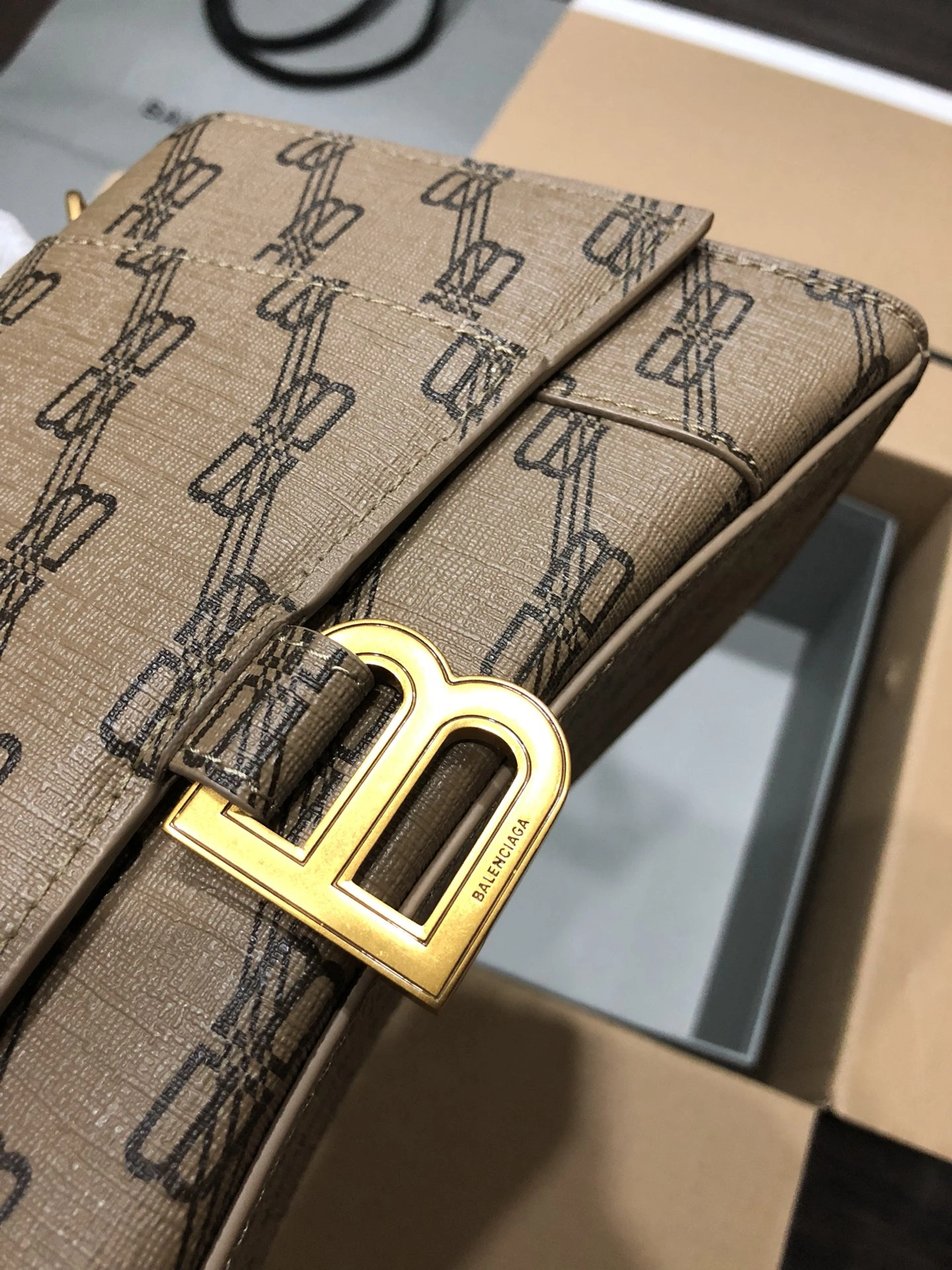 Comfortable B*alenciaga Crossbody bag Top Quality HT 20231017-109 31*20* 9051