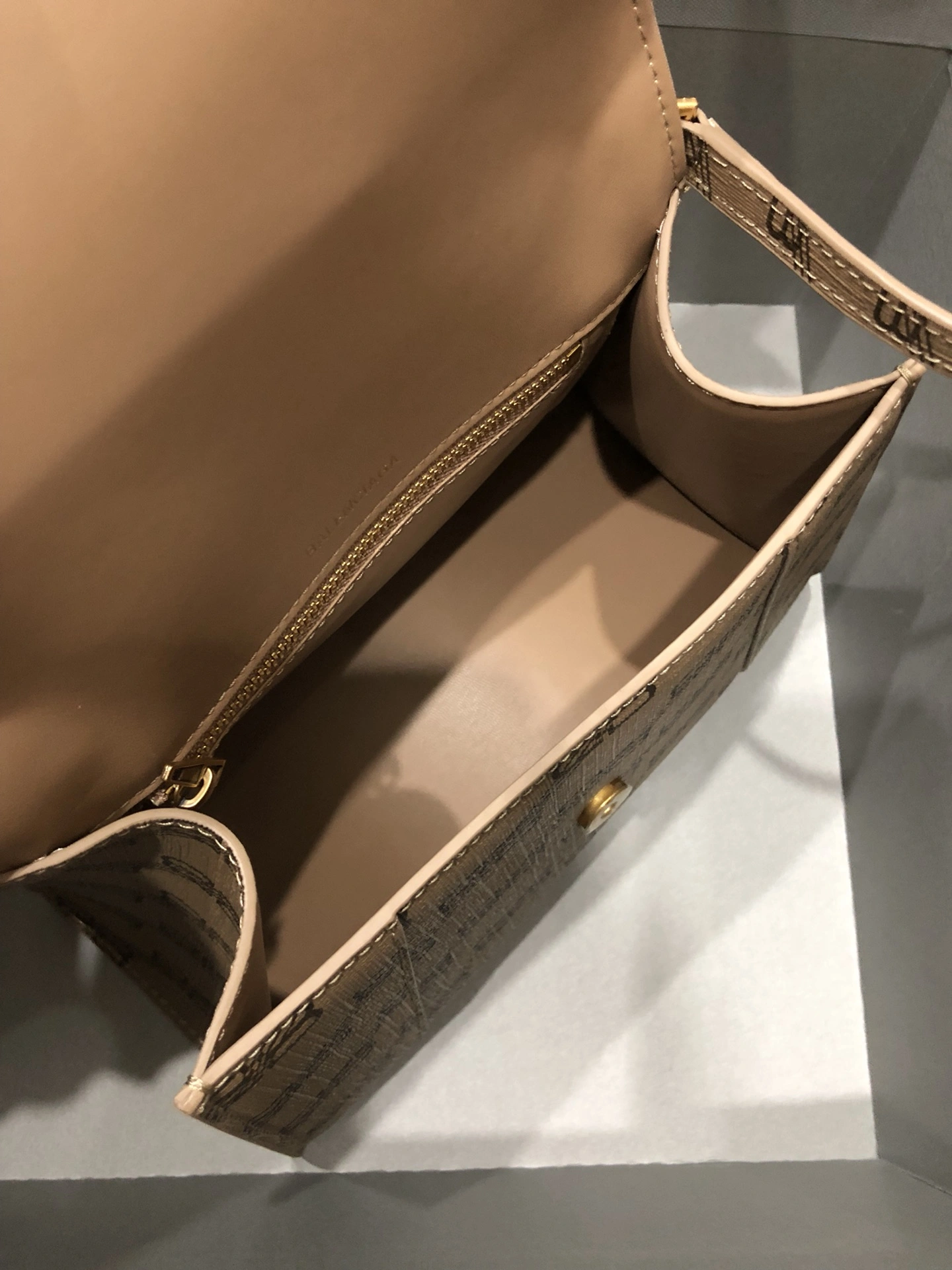 Comfortable B*alenciaga Crossbody bag Top Quality HT 20231017-109 31*20* 9051