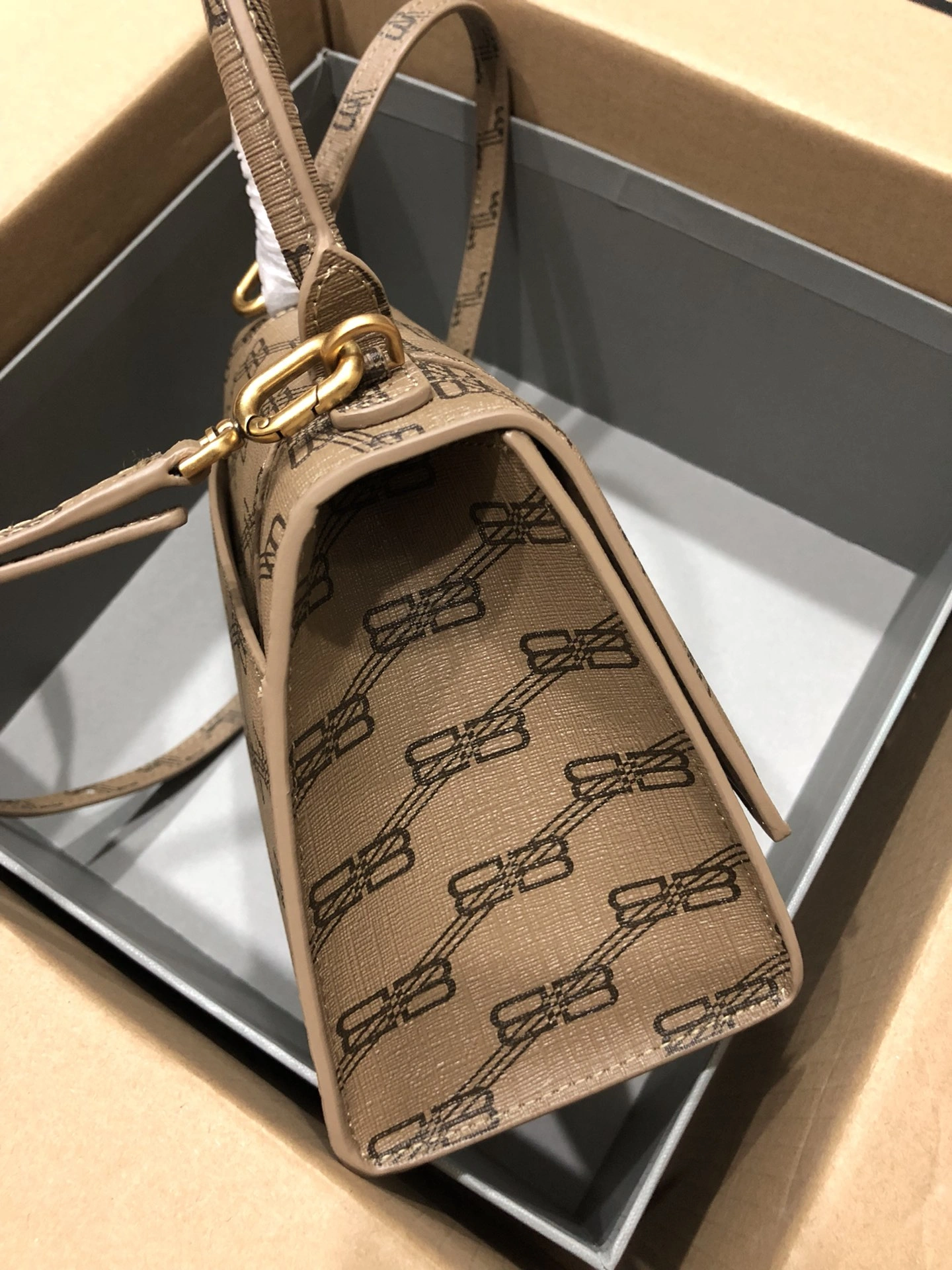Comfortable B*alenciaga Crossbody bag Top Quality HT 20231017-109 31*20* 9051