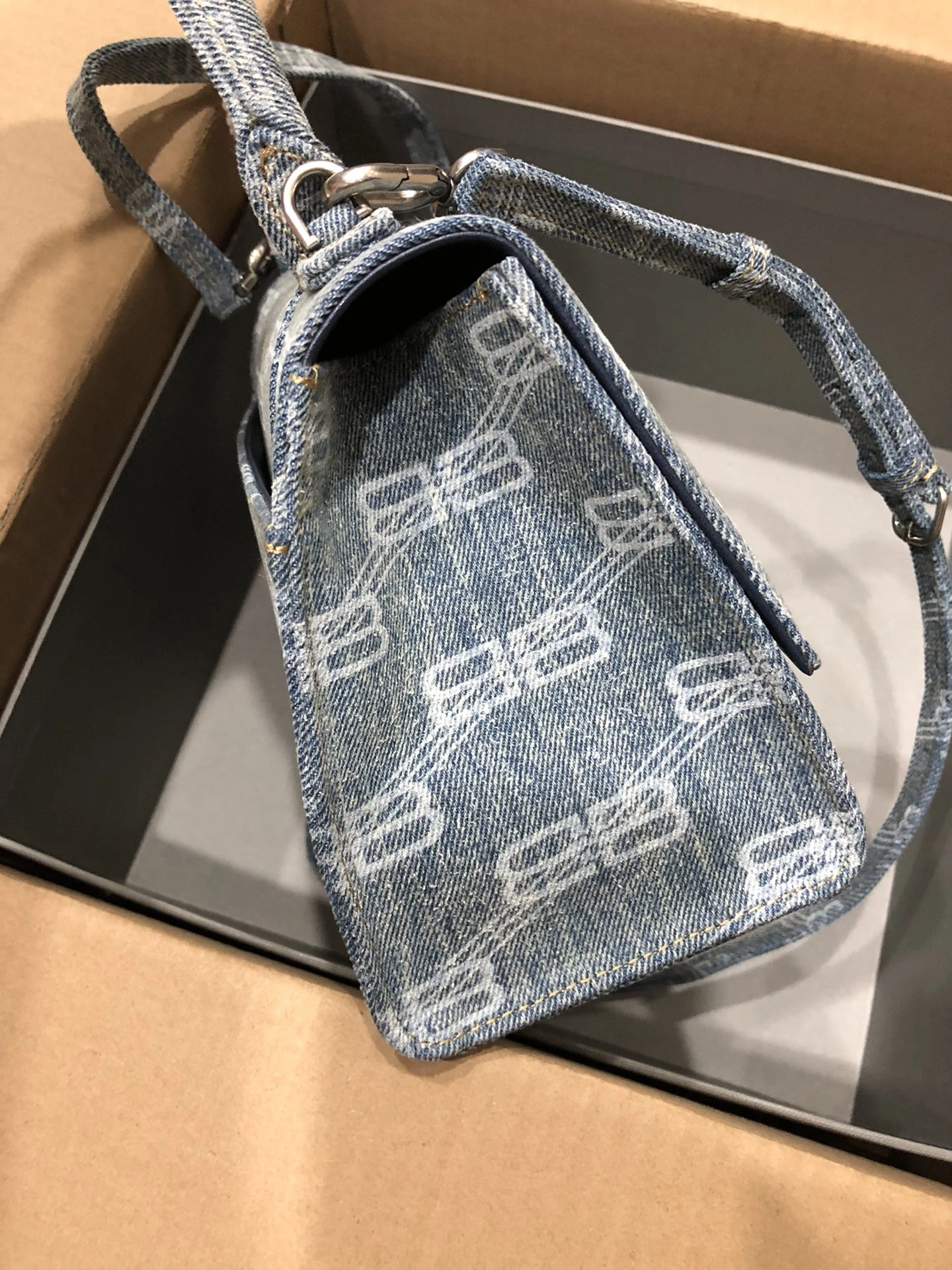 B*alenciaga Crossbody bag Top Quality HT 20231017-111 31*20* Modern 9049