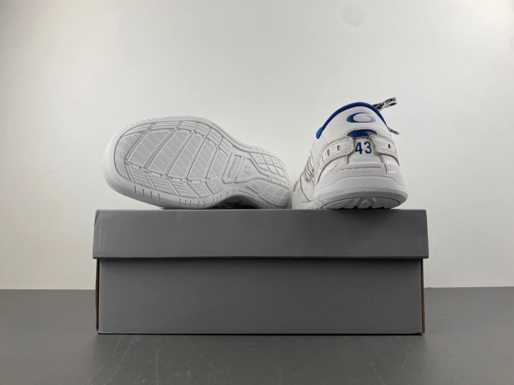 B*alenciaga Hamptons AM 20260115- EyeCatching 4177