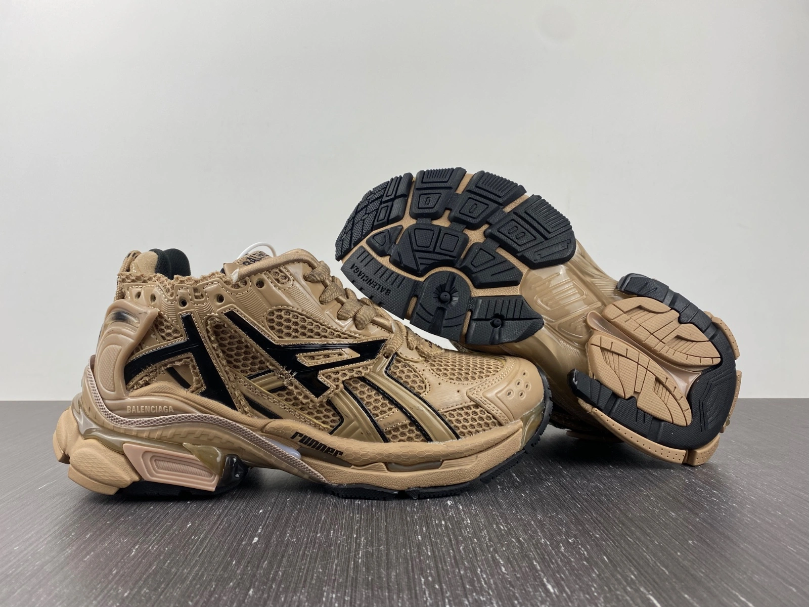 B*alenciaga runner AM ComfortFit 4528