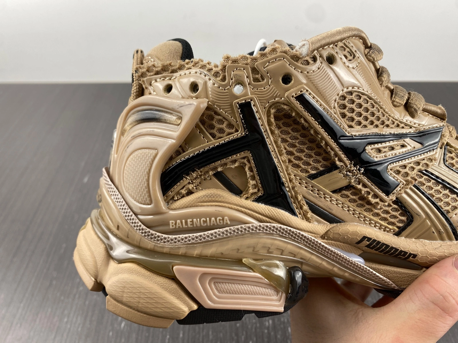 B*alenciaga runner AM ComfortFit 4528