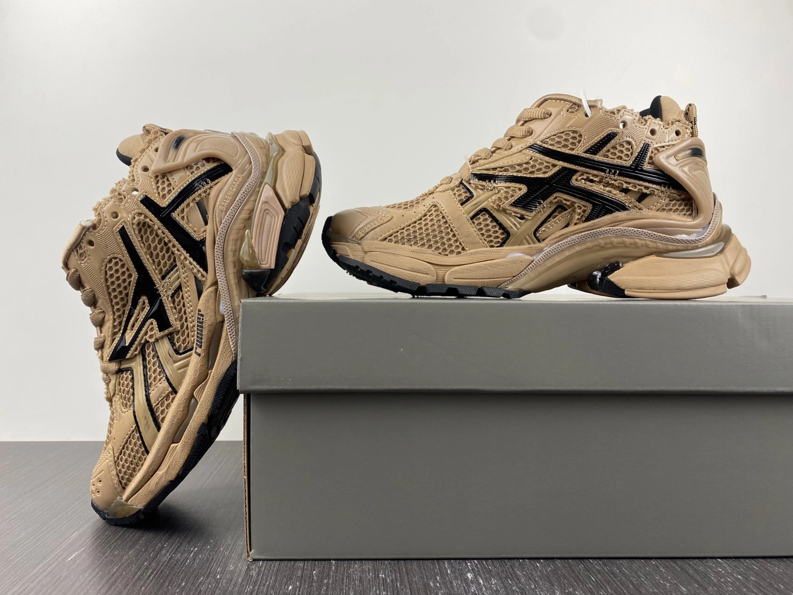 B*alenciaga runner AM ComfortFit 4528