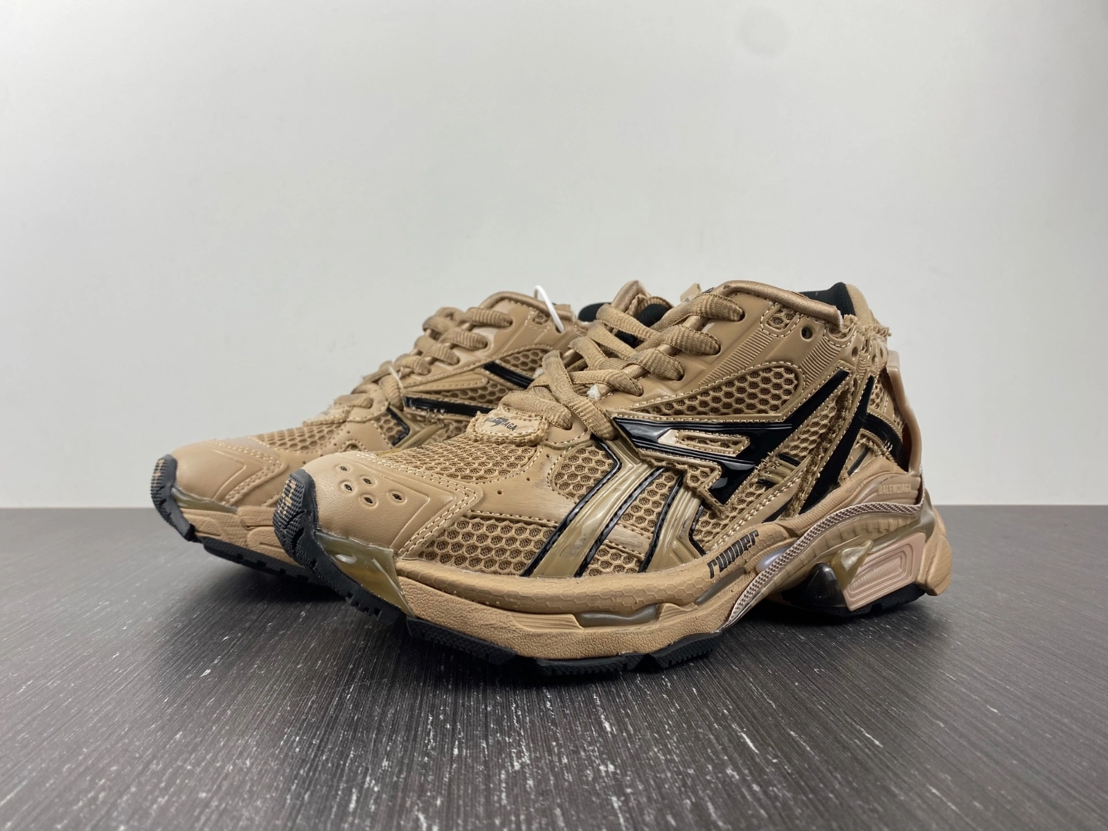 B*alenciaga runner AM ComfortFit 4528