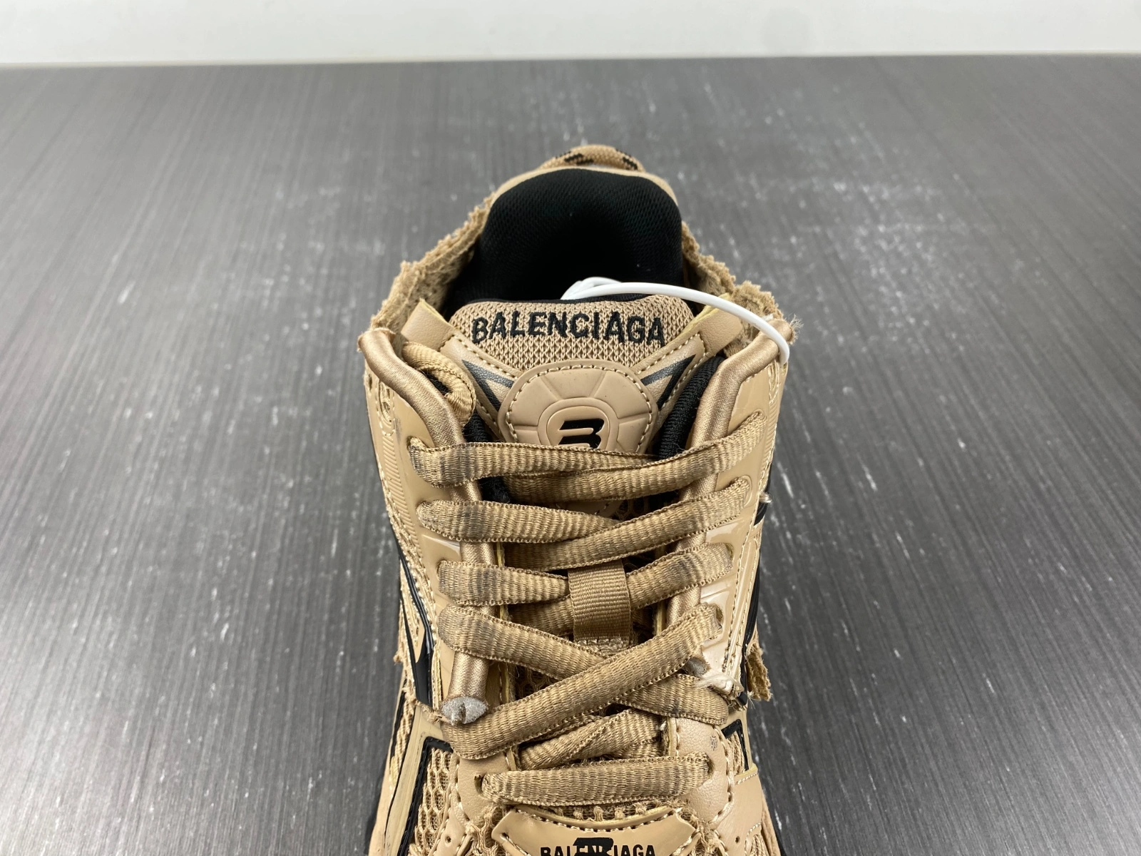 B*alenciaga runner AM ComfortFit 4528