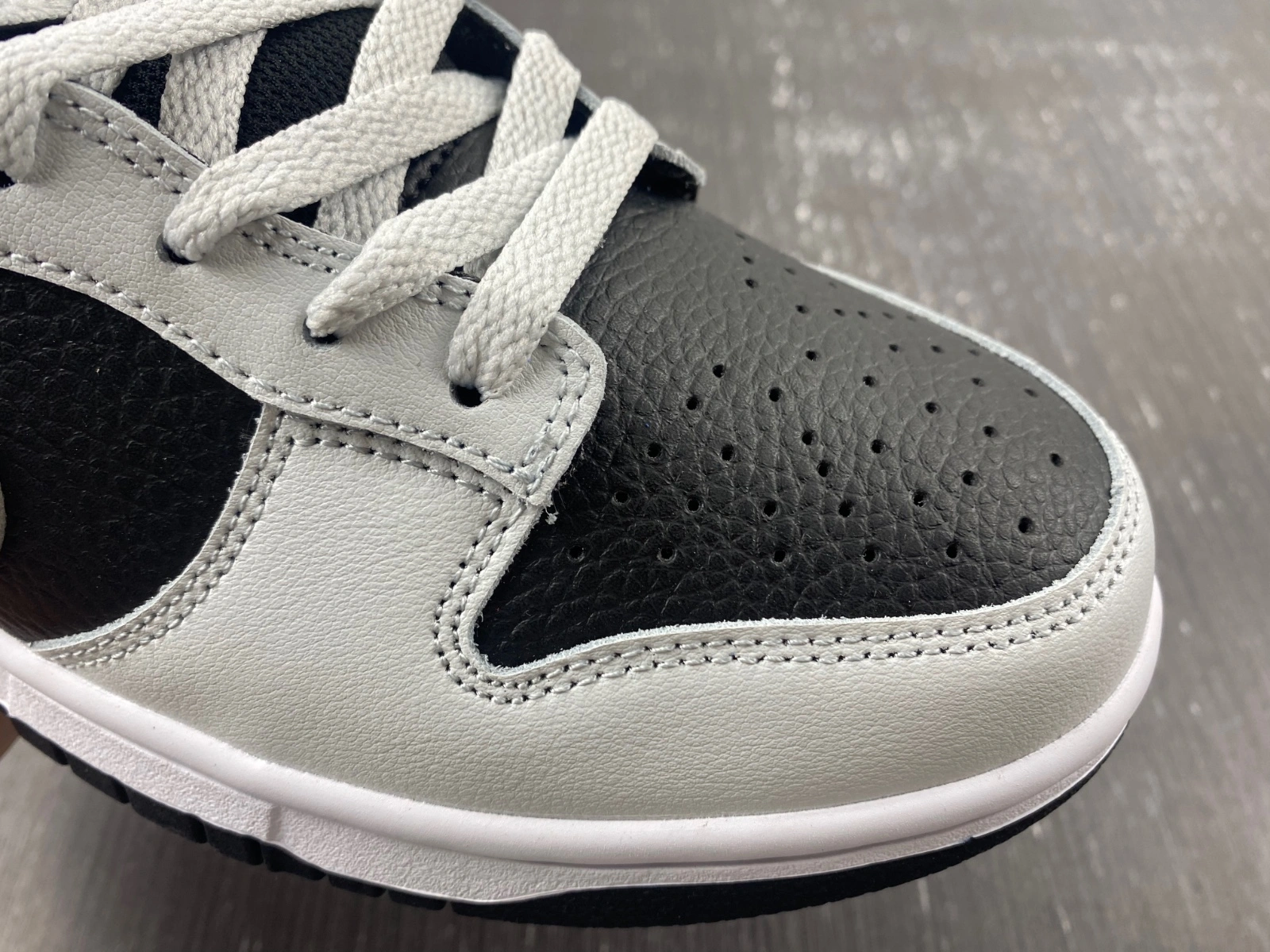 Versatile Dunk Low Grey Panda Volt FD9756- 196