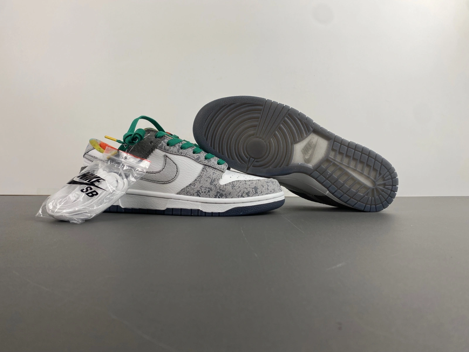 Durable Dunk Low Retro  Philly HF4840- 19