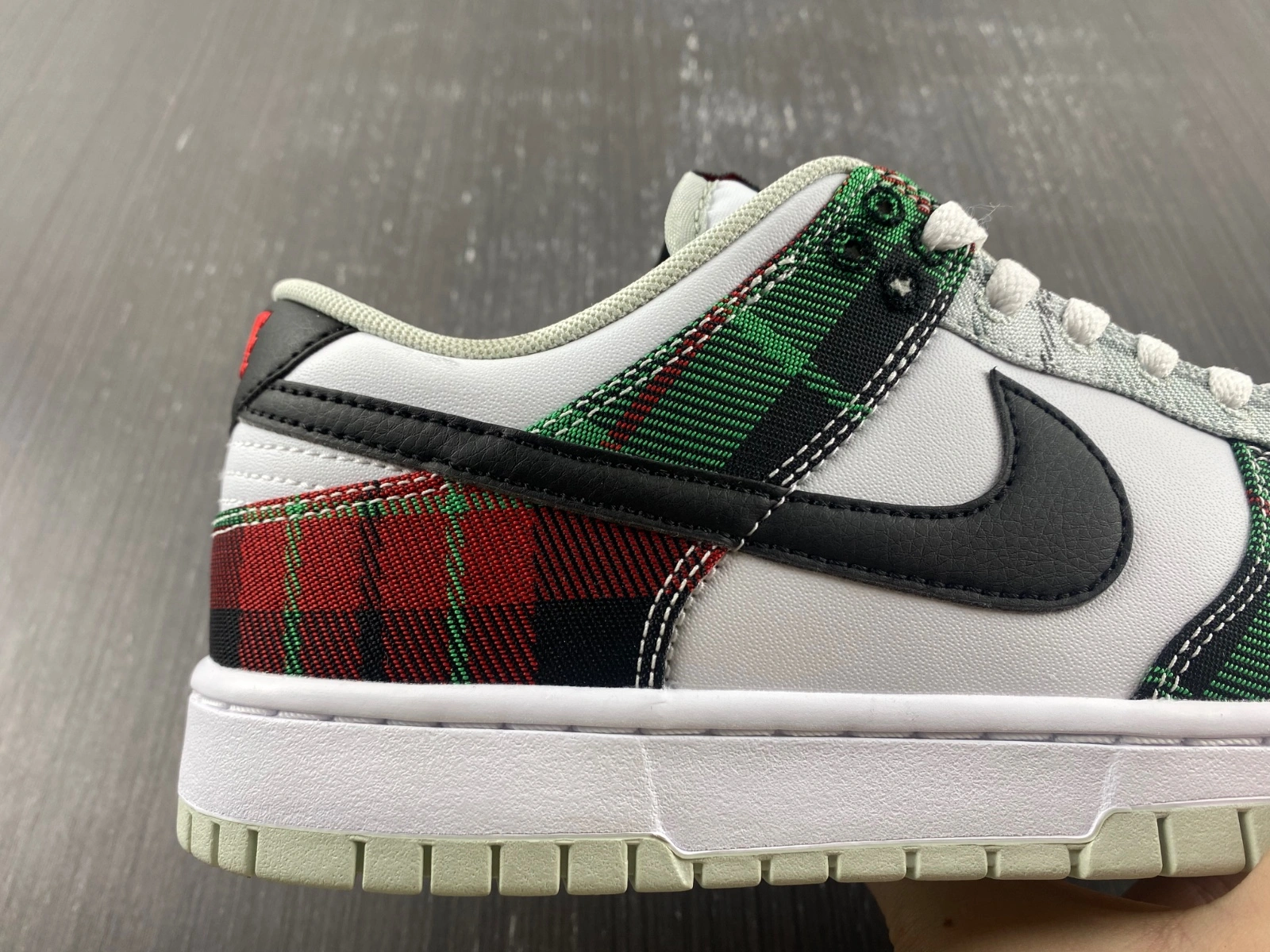 Timeless Dunk Low Tartan Plaid DV0827- 260