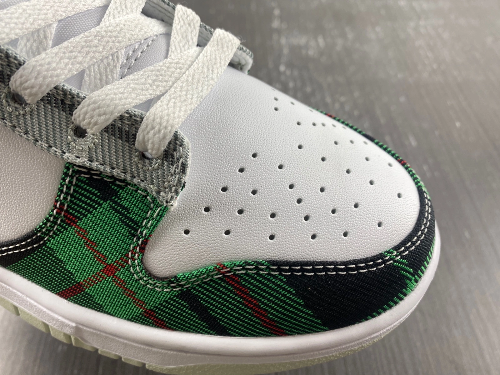 Timeless Dunk Low Tartan Plaid DV0827- 260