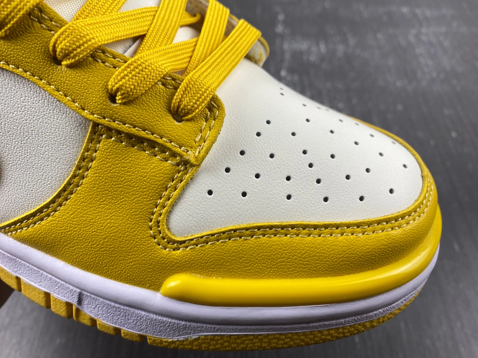 Versatile Dunk Low Twist Vivid Sulfur DZ2794- 175