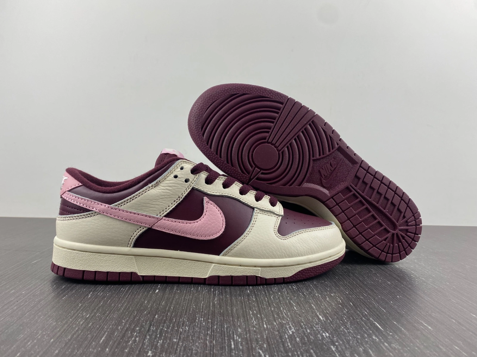 SmoothTexture Dunk Low Valentine’s Day DR9705- 265
