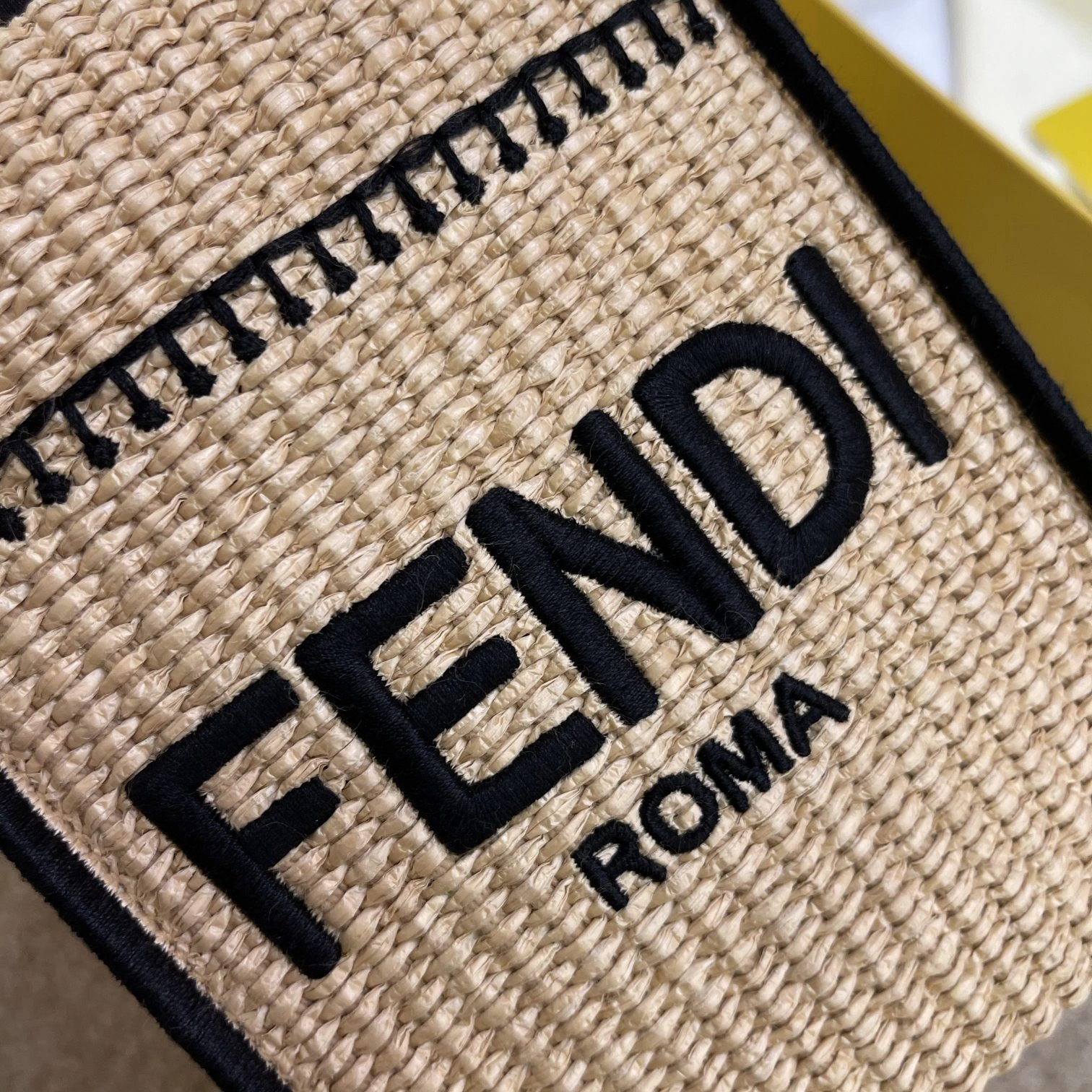 Lightweight F*endi Bag Top Quality 13*6.5*18cm 9340