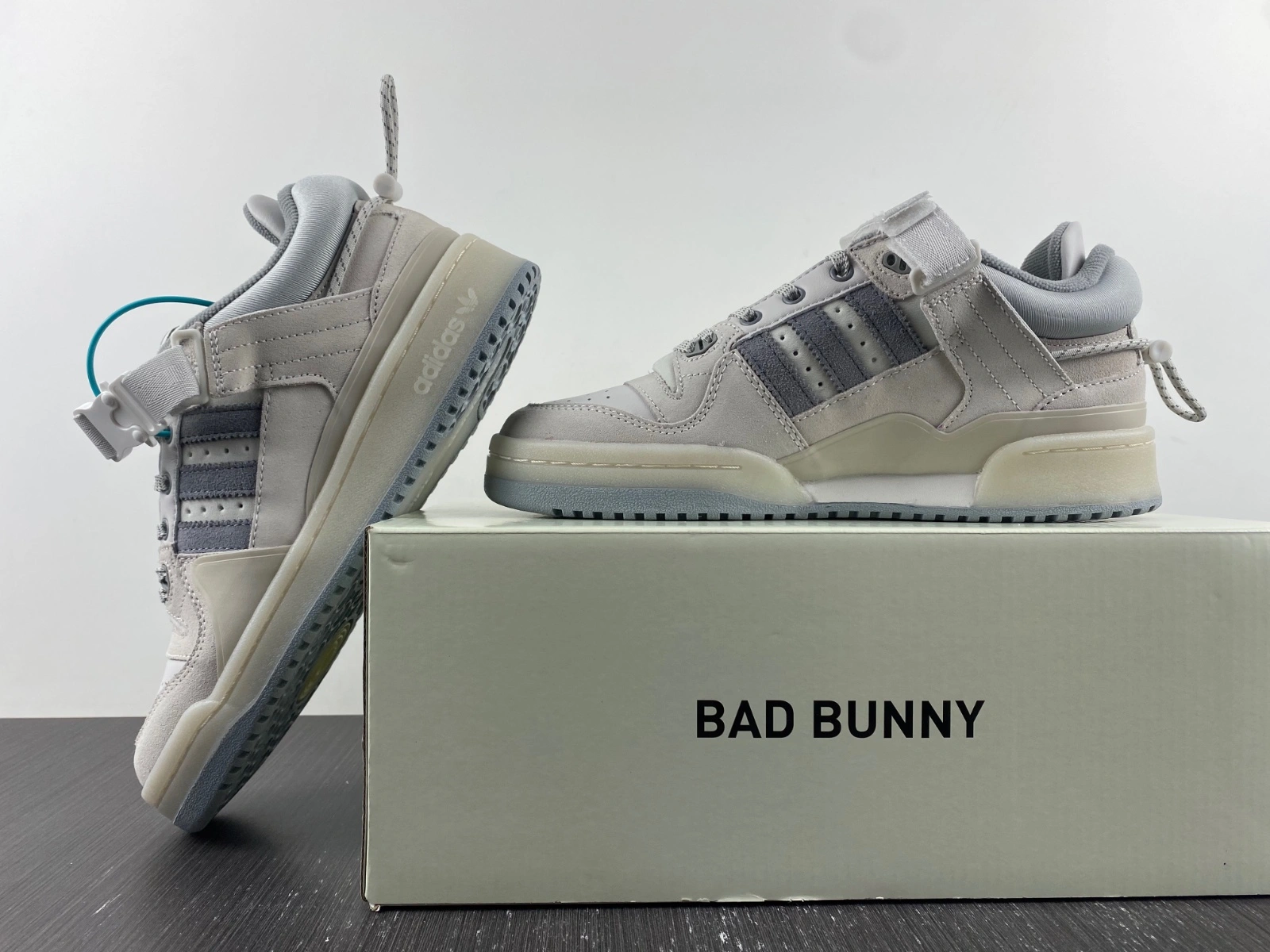 OnTrend Forum Buckle Low Bad Bunny Last Forum HQ 2763