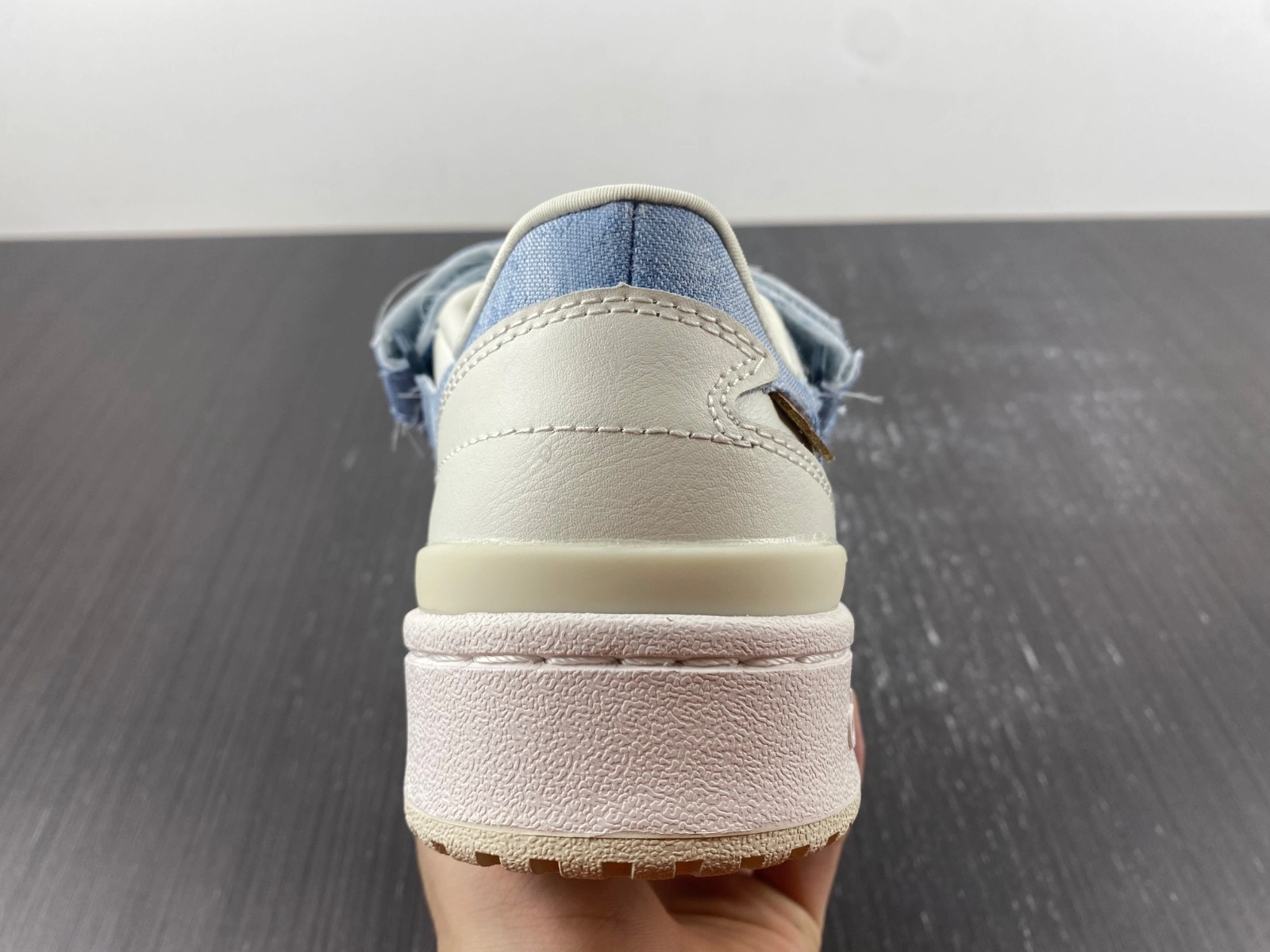 RelaxedFit Forum Low Blue Cloud White HQ 2768