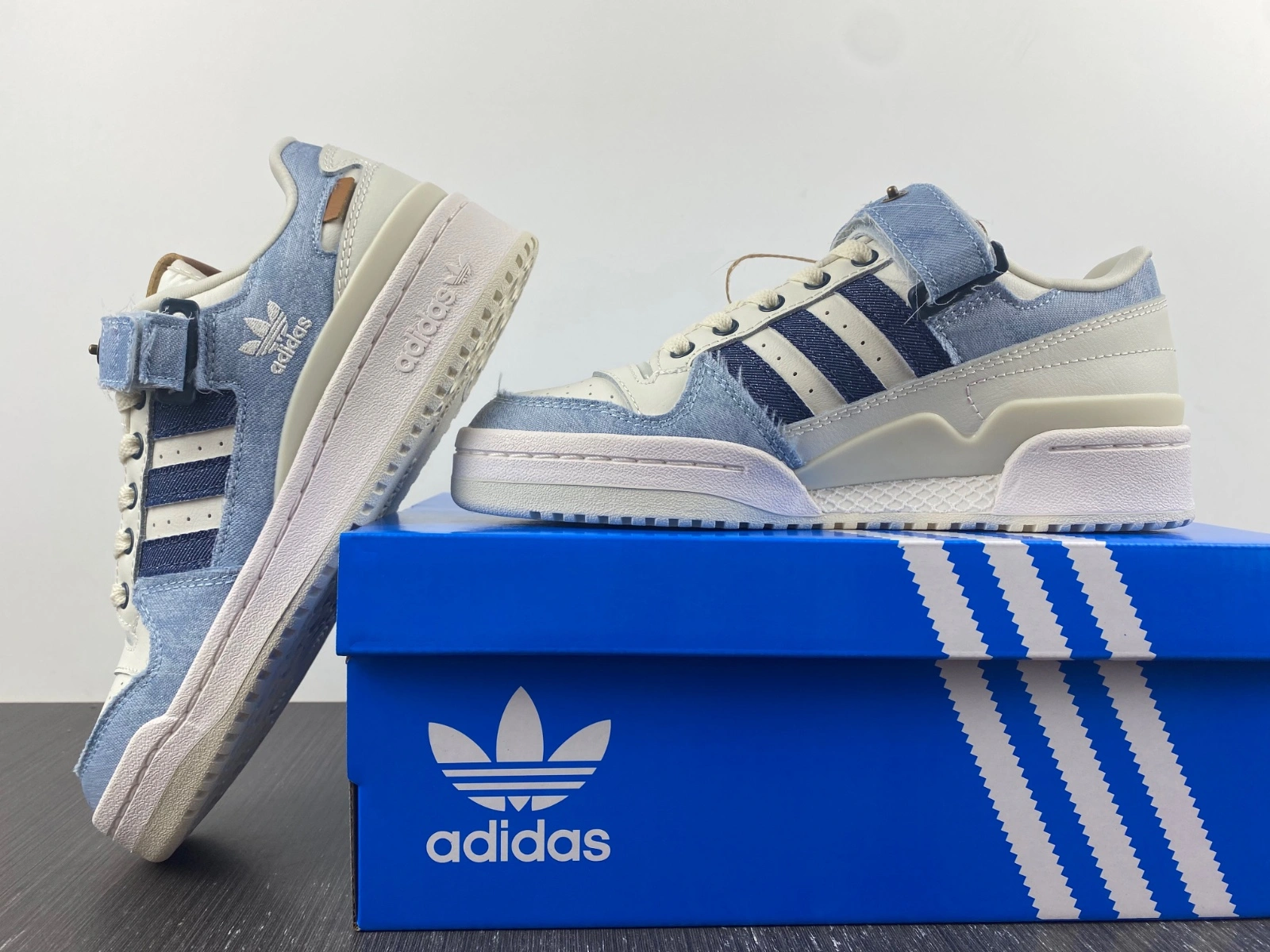 RelaxedFit Forum Low Blue Cloud White HQ 2768