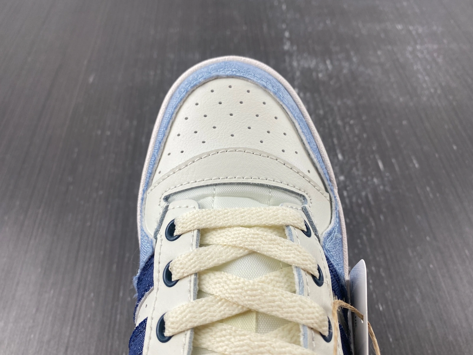 RelaxedFit Forum Low Blue Cloud White HQ 2768