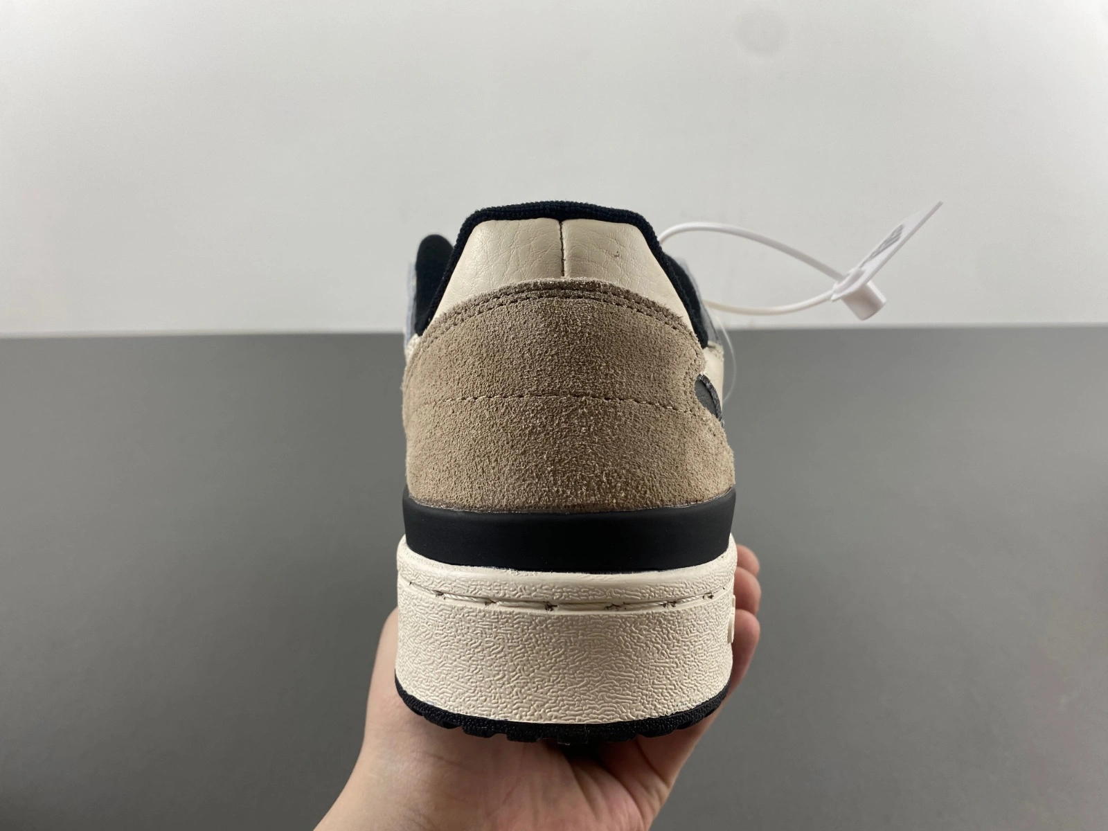 TopPick Forum Low CL Wonder White Core Black Wonder Beige IG 2756