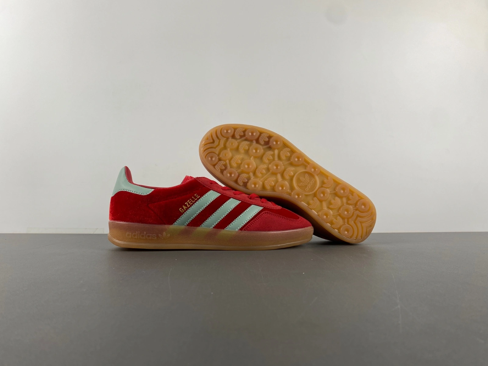 TravelReady Gazelle Indoor Better Scarlet Hazy Green IG 2773