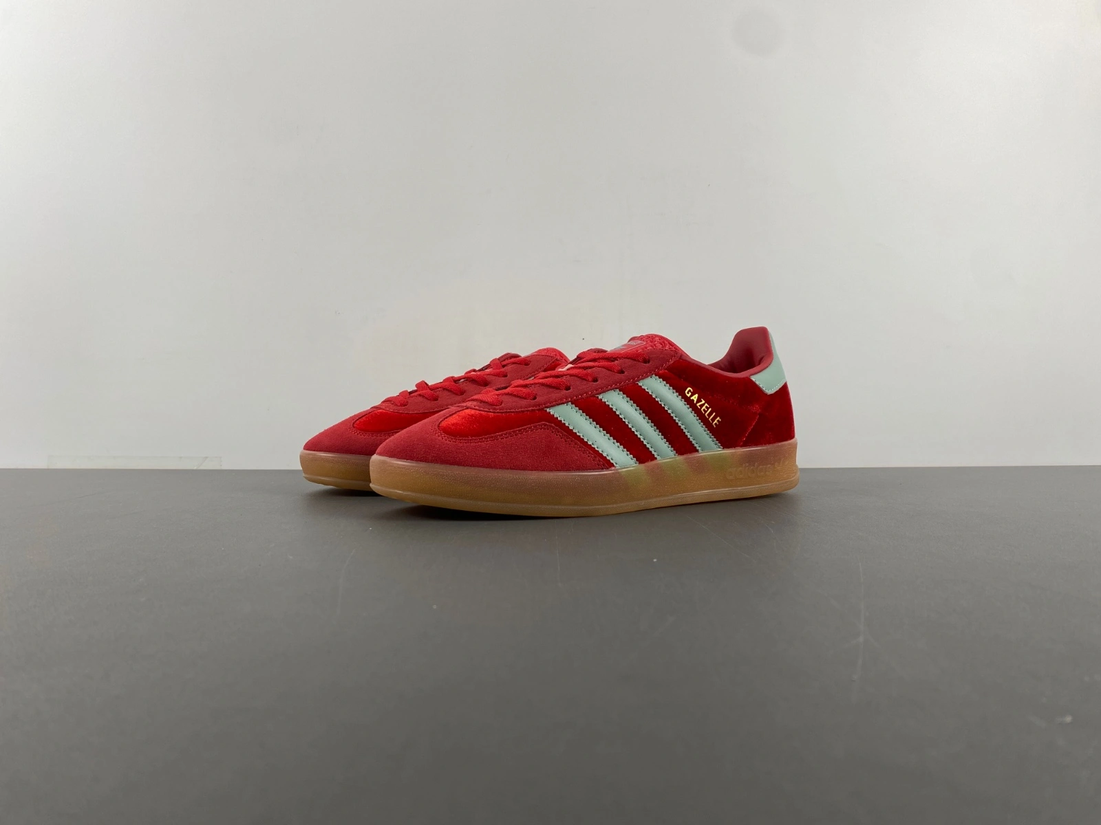 TravelReady Gazelle Indoor Better Scarlet Hazy Green IG 2773