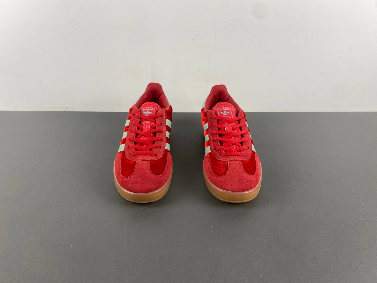 TravelReady Gazelle Indoor Better Scarlet Hazy Green IG 2773